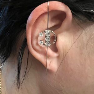 🎈🎈🎈NWT RHINESTONE C PATTERN EAR CUFF